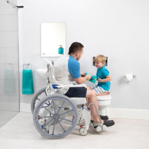 Aquatec Ocean Ergo-24 XL Dusch- und Toilettenrollstuhl, HMV, 24'' Räder, Druckbremse Fahrer, Selbstfahrerversion, Feststellbremse Lenkräder, bis 180kg